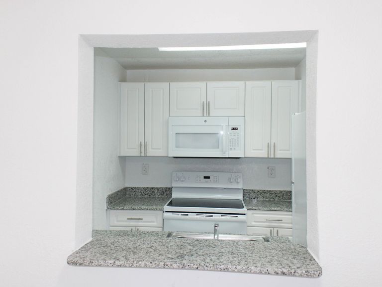 International Club Apartments apartments in Miami, FL – photo 22