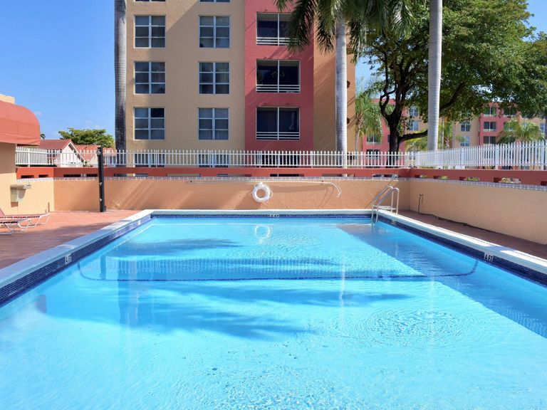 International Club Apartments apartments in Miami, FL – photo 7