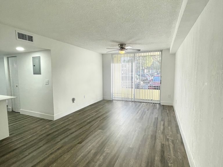 International Club Apartments apartments in Miami, FL – photo 8