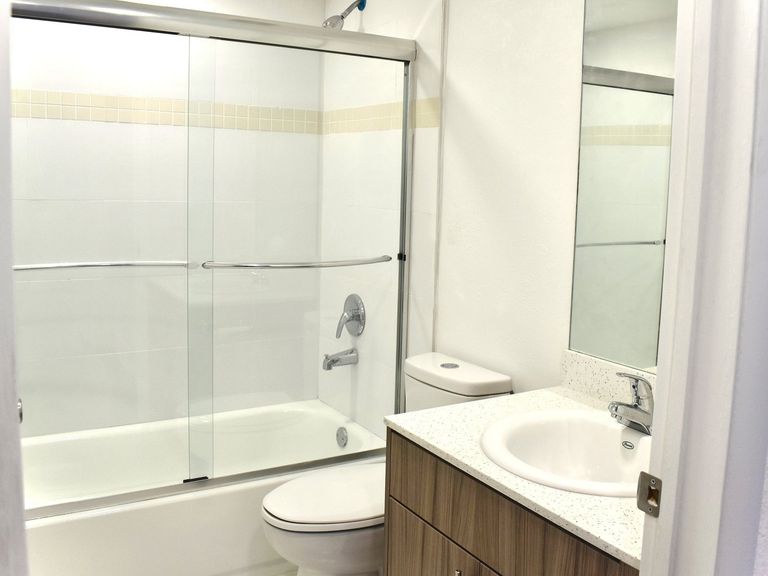 International Club Apartments apartments in Miami, FL – photo 9