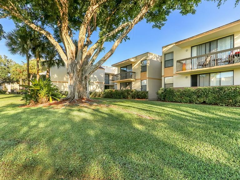 Jacaranda Club apartments in Plantation, FL – photo 12
