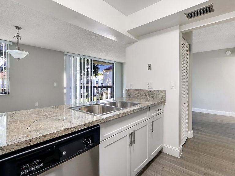 Jacaranda Club apartments in Plantation, FL – photo 16