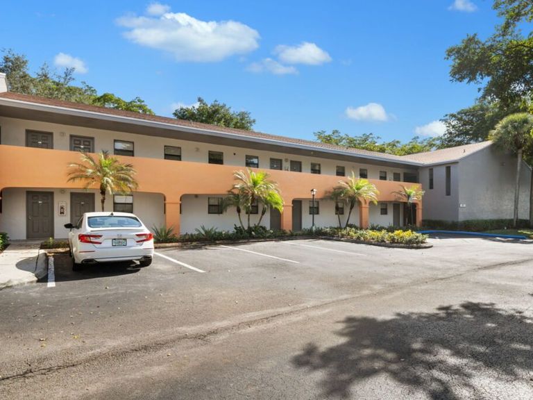 Jacaranda Club apartments in Plantation, FL – photo 45