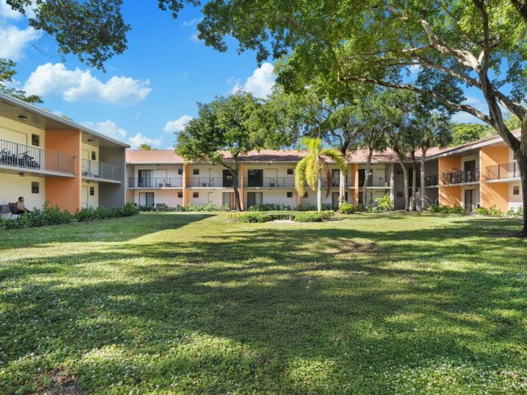 Jacaranda Club apartments in Plantation, FL – photo 47