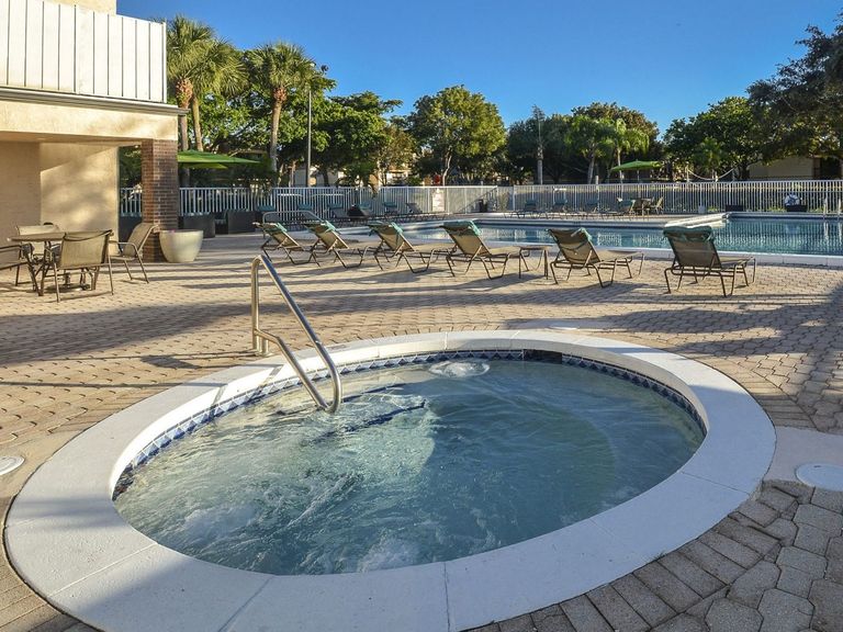 Jacaranda Village apartments in Plantation, FL – photo 8