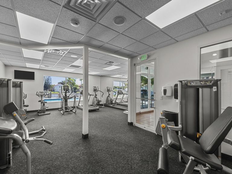 La Vue at Emerald Pointe apartments in Hollywood, FL – photo 16