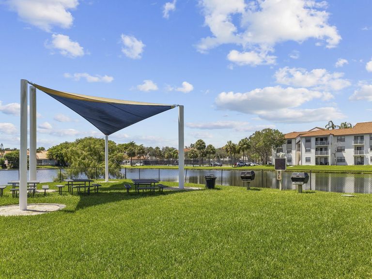 La Vue at Emerald Pointe apartments in Hollywood, FL – photo 17