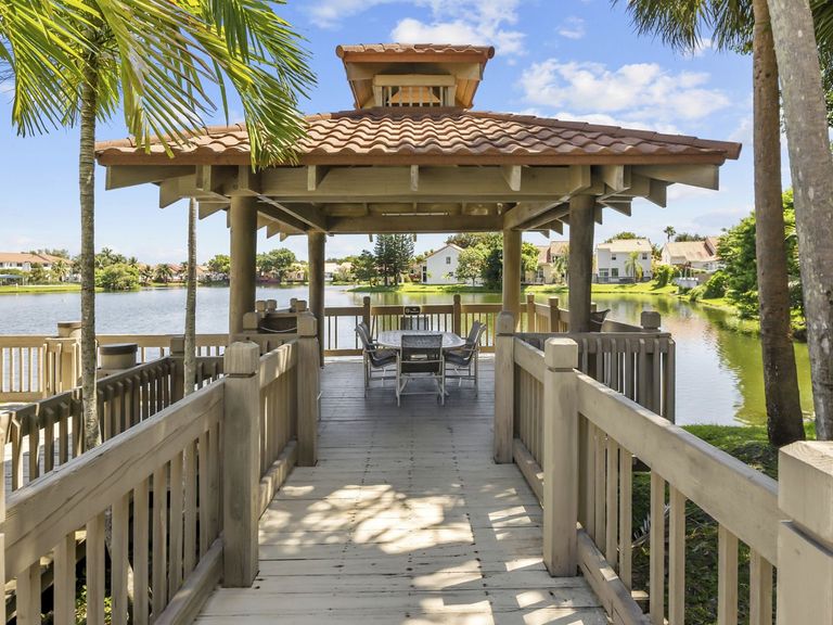 La Vue at Emerald Pointe apartments in Hollywood, FL – photo 18