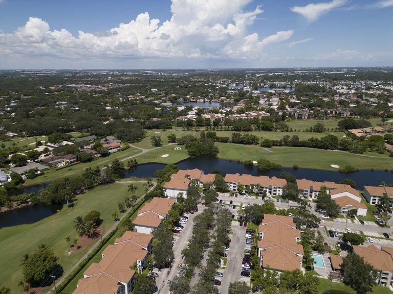 La Vue at Emerald Pointe apartments in Hollywood, FL – photo 21