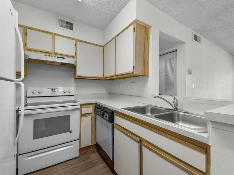 La Vue at Emerald Pointe apartments in Hollywood, FL – photo 22