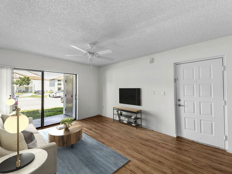 La Vue at Emerald Pointe apartments in Hollywood, FL – photo 26