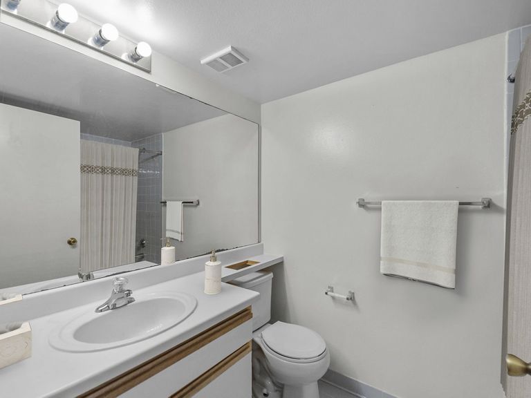 La Vue at Emerald Pointe apartments in Hollywood, FL – photo 29