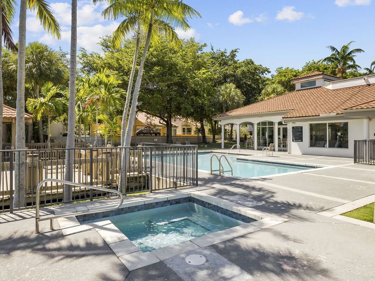 La Vue at Emerald Pointe apartments in Hollywood, FL – photo 7