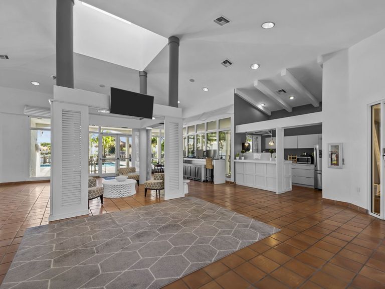 La Vue at Emerald Pointe apartments in Hollywood, FL – photo 8