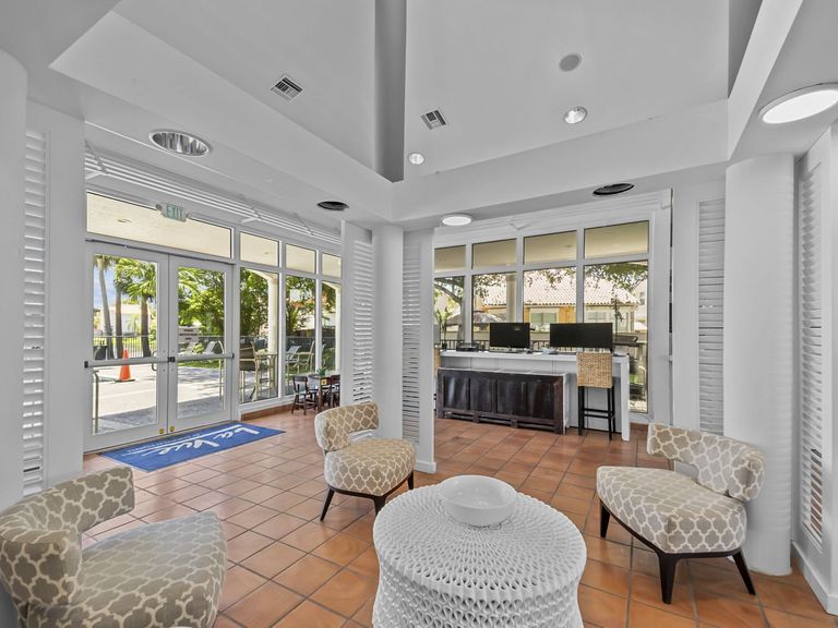 La Vue at Emerald Pointe apartments in Hollywood, FL – photo 9