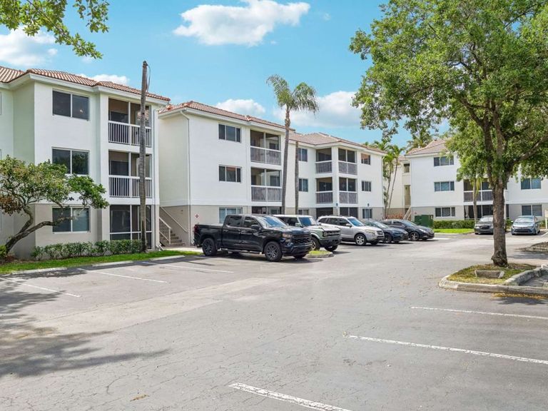 Lakeridge at the Moors apartments in Hialeah, FL – photo 18