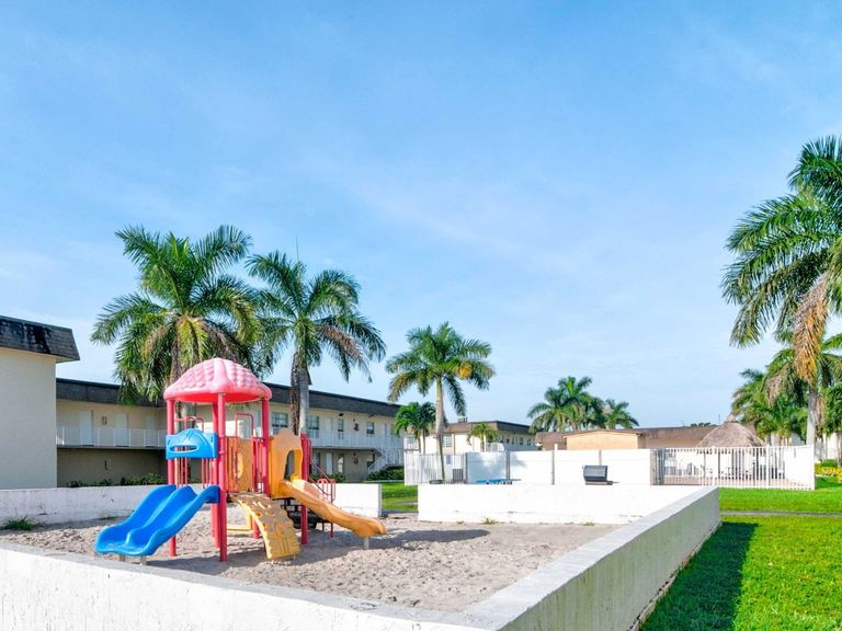 Lauder Ridge Apartments apartments in North Lauderdale, FL – photo 16