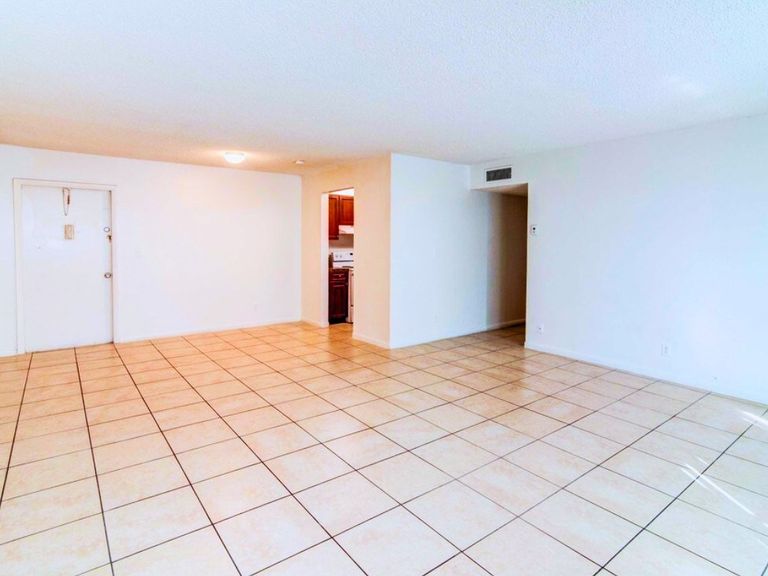 Lauder Ridge Apartments apartments in North Lauderdale, FL – photo 9