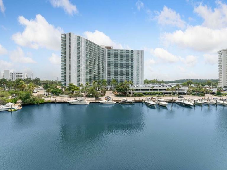 Marina del Sol apartments in Sunny Isles Beach, FL – photo 11