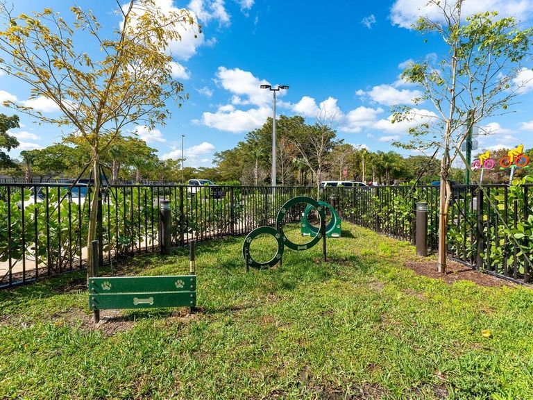 Metropolitan Coral Springs apartments in Coral Springs, FL – photo 33
