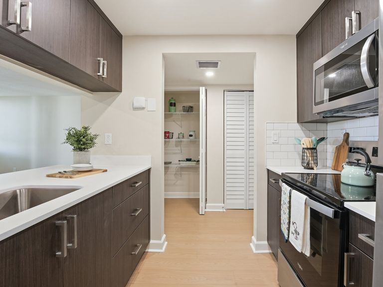 New Barn Apartments apartments in Miami Lakes, FL – photo 17
