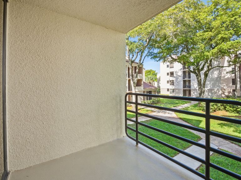 New Barn Apartments apartments in Miami Lakes, FL – photo 8