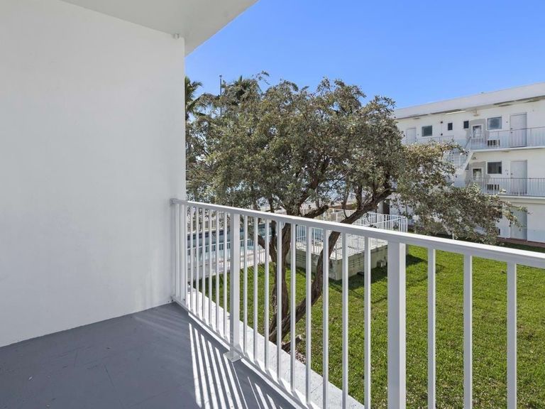 Normandy Cove apartments in Miami Beach, FL – photo 15