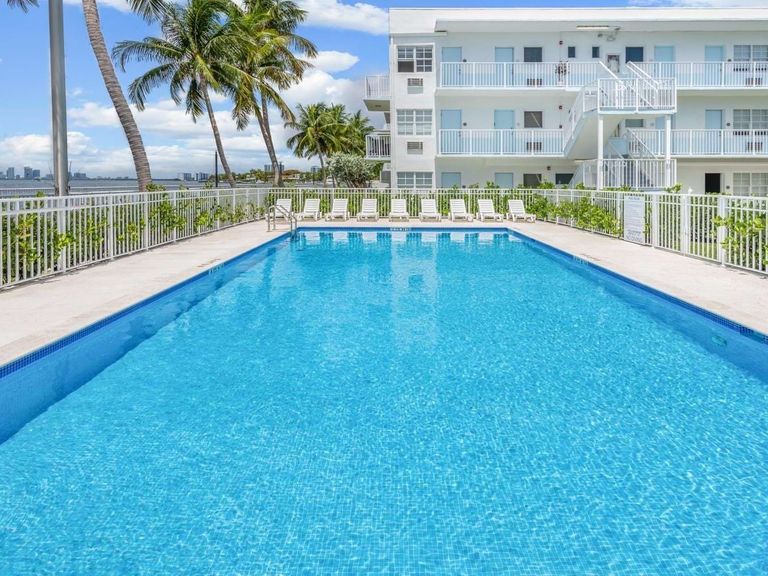 Normandy Cove apartments in Miami Beach, FL – photo 21