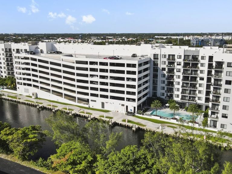 Oasis Pointe apartments in Dania Beach, FL – photo 19