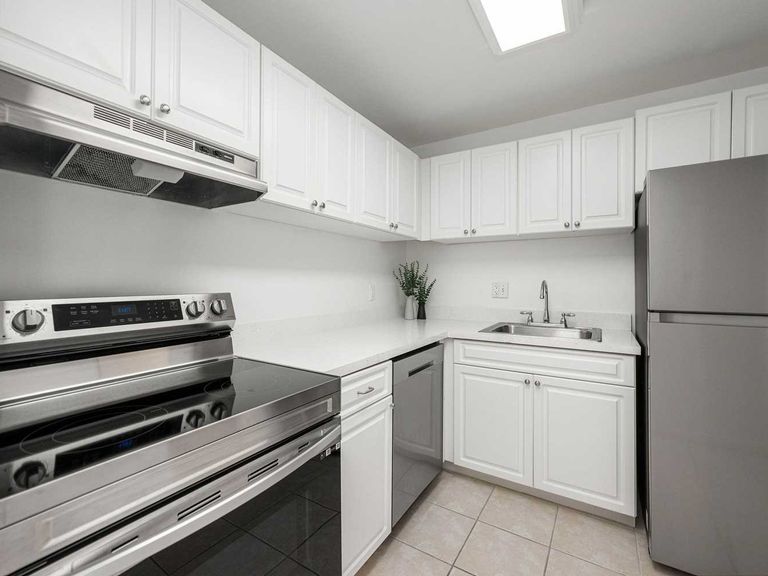 One Park Plaza Apartments apartments in North Lauderdale, FL – photo 7