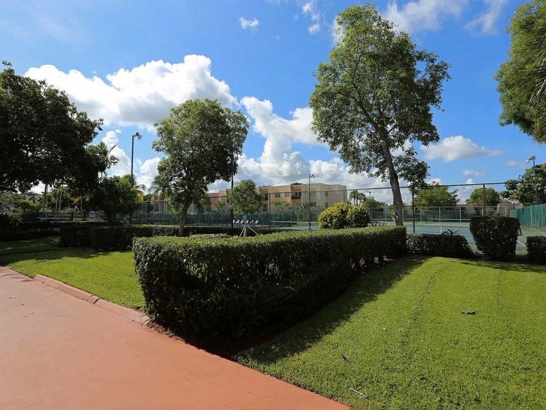 One Park Plaza Apartments apartments in North Lauderdale, FL – photo 16