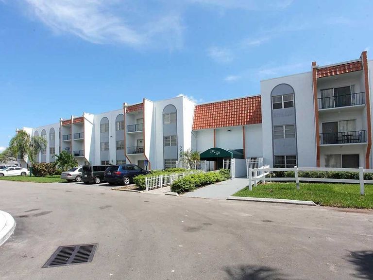 One Park Plaza Apartments apartments in North Lauderdale, FL – photo 18