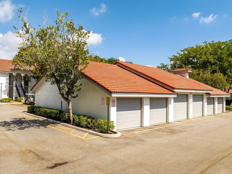 Pinebrook Pointe apartments in Margate, FL – photo 11