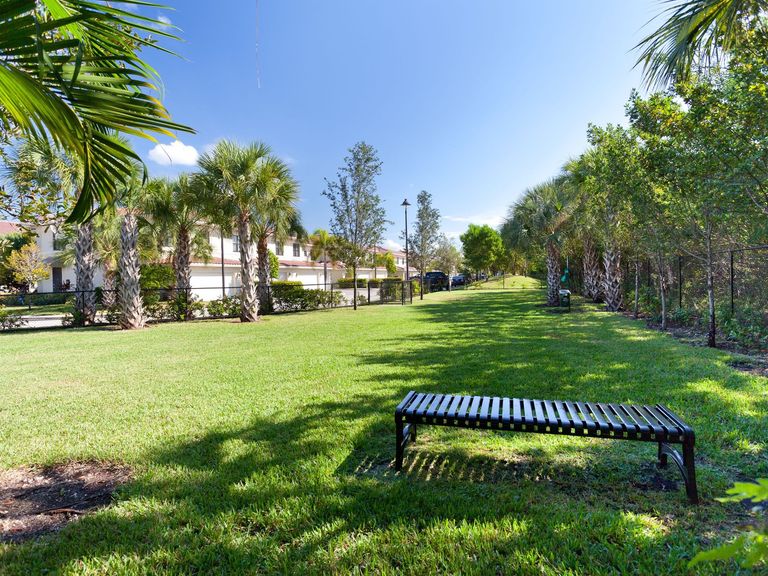 Residences at Lakehouse apartments in Miami Lakes, FL – photo 24