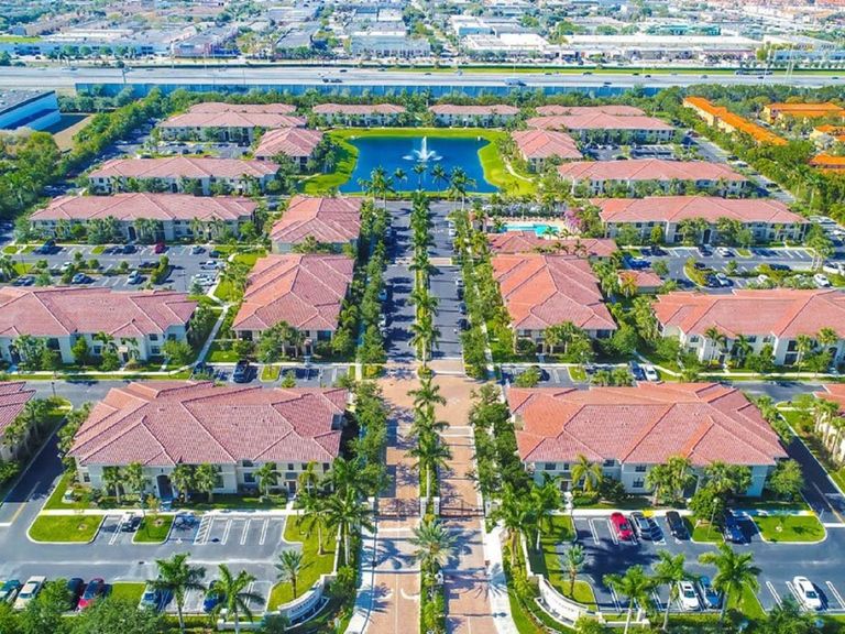 Residences at Lakehouse apartments in Miami Lakes, FL – photo 26