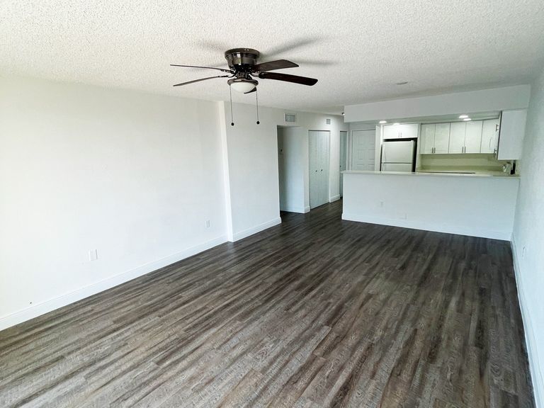 Royalton On The Green Apartments apartments in Hialeah, FL – photo 12