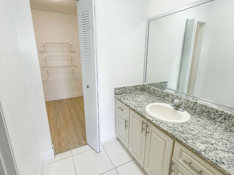 Royalton On The Green Apartments apartments in Hialeah, FL – photo 14