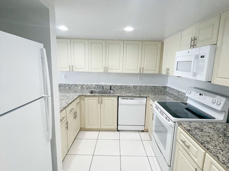 Royalton On The Green Apartments apartments in Hialeah, FL – photo 15