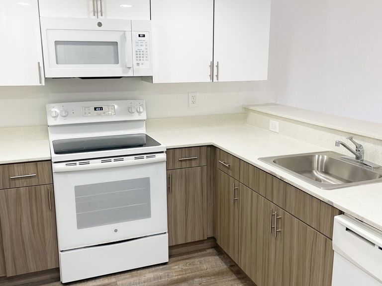 Royalton On The Green Apartments apartments in Hialeah, FL – photo 17