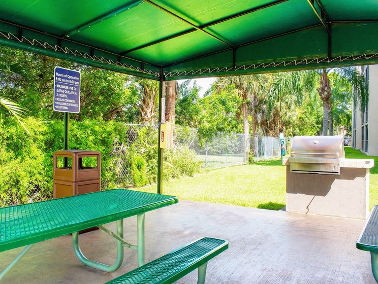 Royalton On The Green Apartments apartments in Hialeah, FL – photo 7