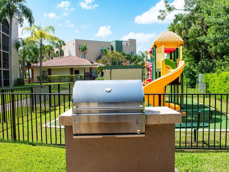 Royalton On The Green Apartments apartments in Hialeah, FL – photo 8
