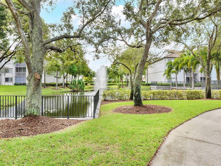 Sabal Pointe apartments in Coral Springs, FL – photo 18