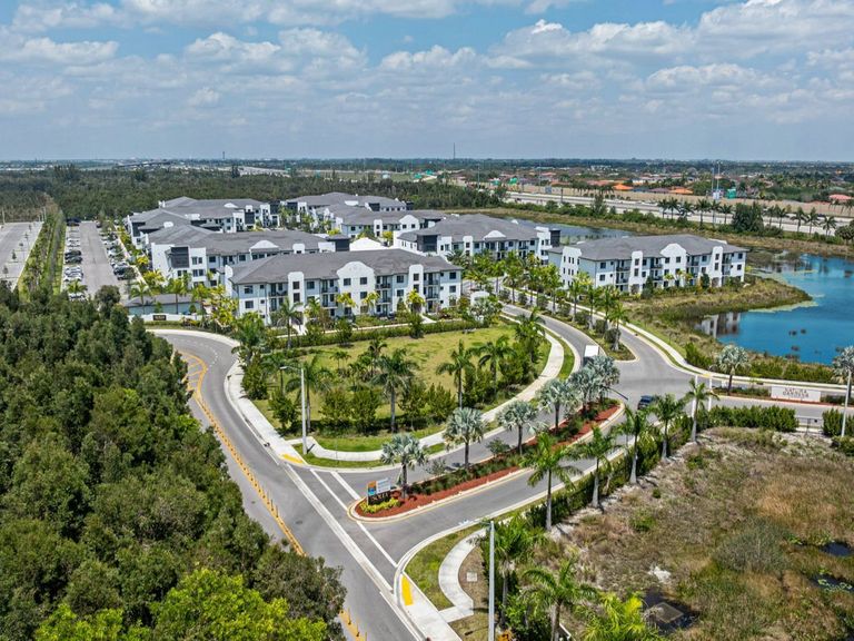Solea at Miami Lakes apartments in Hialeah, FL – photo 8