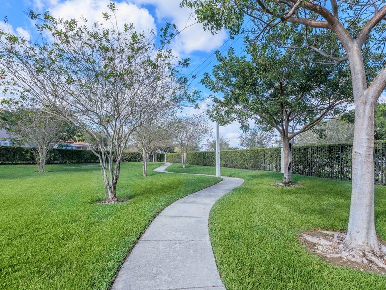 South Pointe Apartments apartments in Naranja, FL – photo 13
