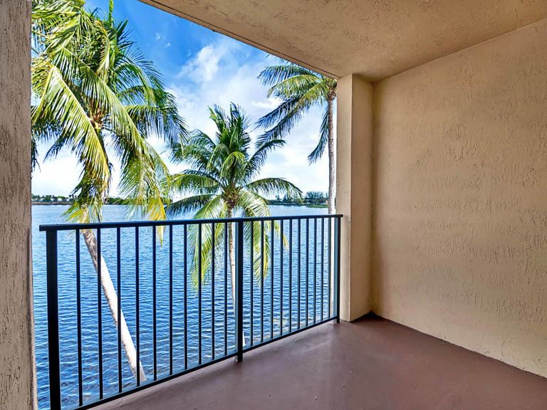 St. Tropez Apartments apartments in Miami Lakes, FL – photo 7