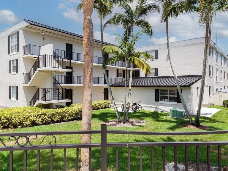 Sunset Palms Apartments apartments in Hollywood, FL – photo 11