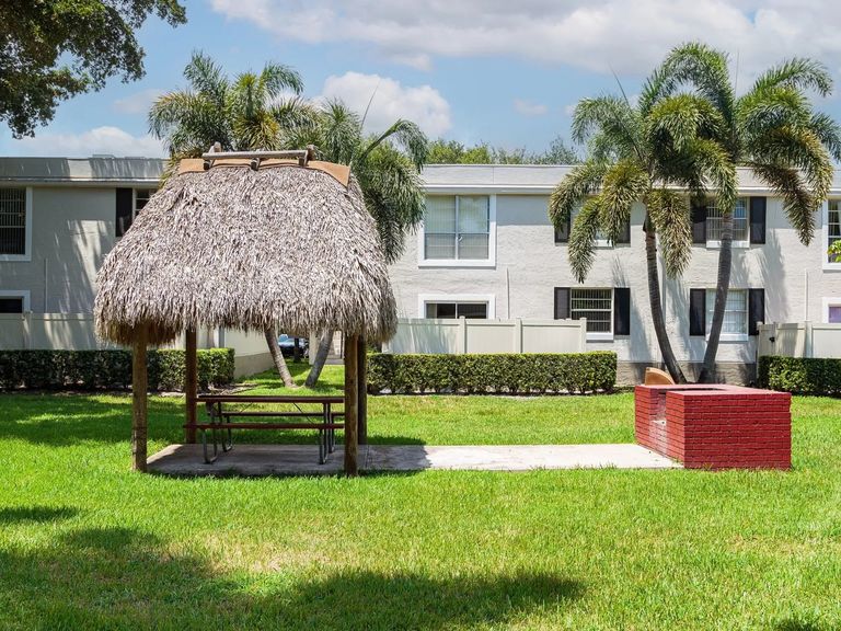 Sunset Palms Apartments apartments in Hollywood, FL – photo 13