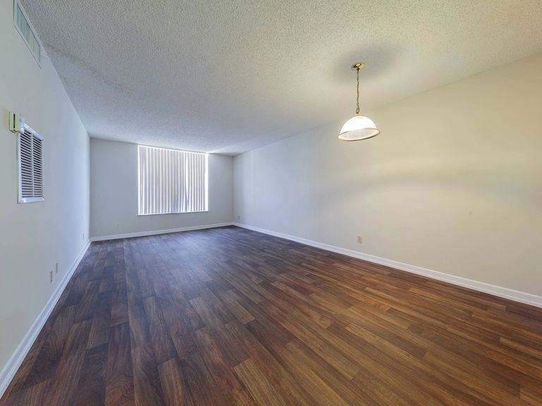 Sunset Palms Apartments apartments in Hollywood, FL – photo 15