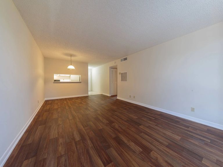 Sunset Palms Apartments apartments in Hollywood, FL – photo 17