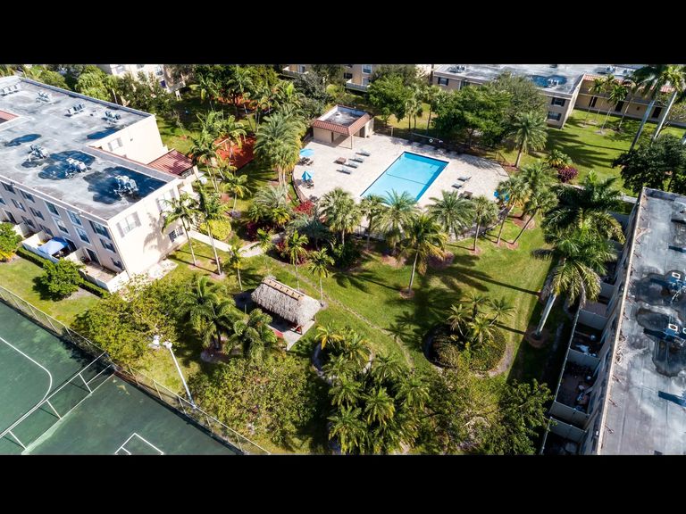 Sunset Palms Apartments apartments in Hollywood, FL – photo 22